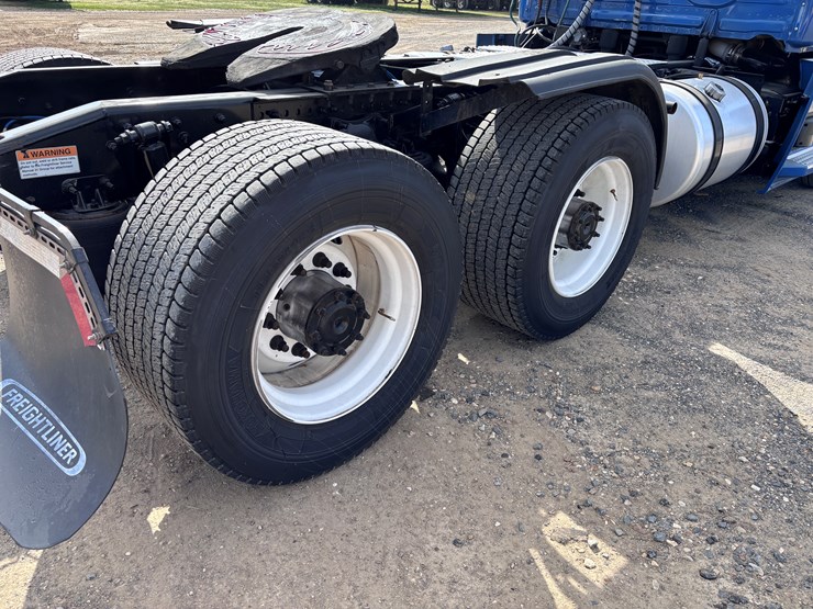 #205-•-2020-freightliner-cascadia-image-6