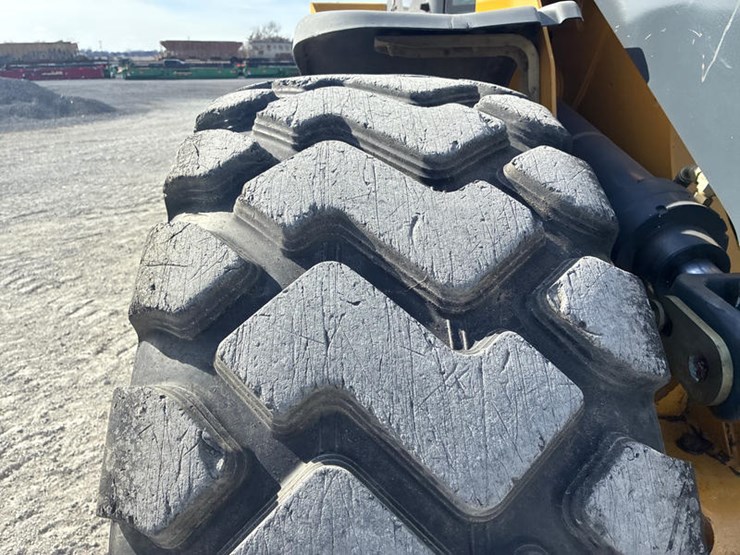 2011-deere-544k-image-44