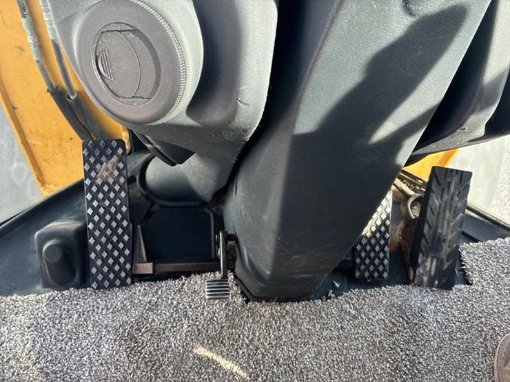 2011-deere-544k-image-62