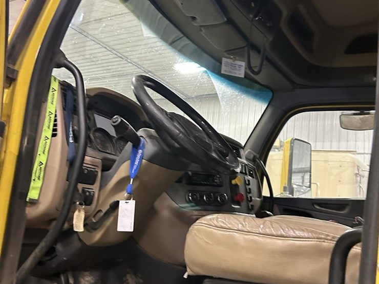 2015-peterbilt-579-image-11