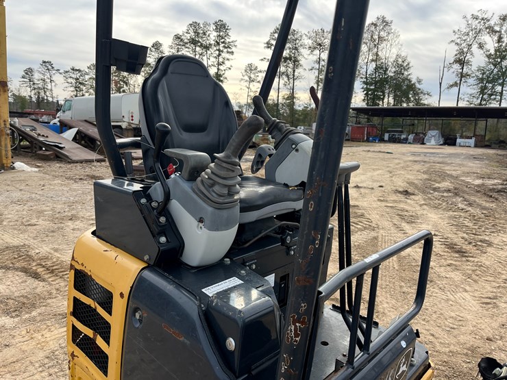 2017-deere-17g-image-14