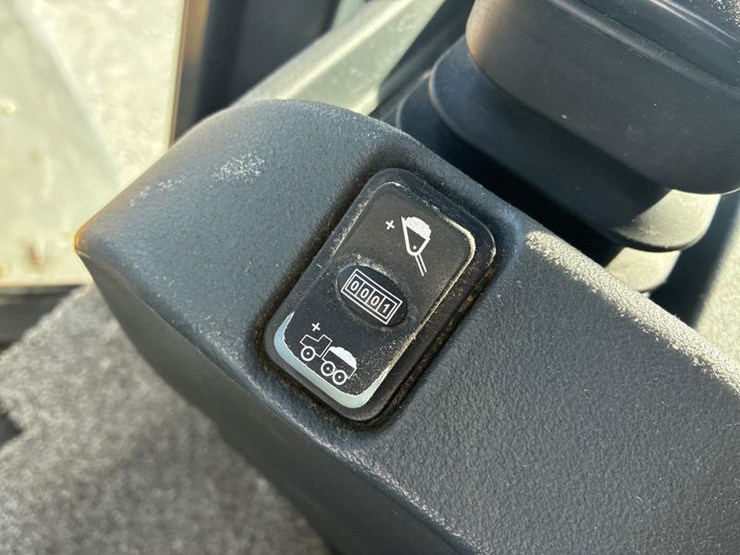 2011-deere-544k-image-66