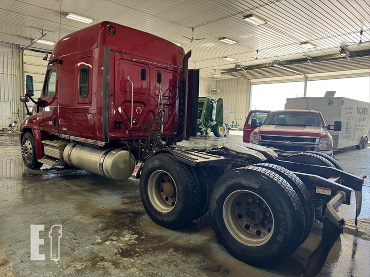 2010-2010-freightliner-cascadia-484-image-3