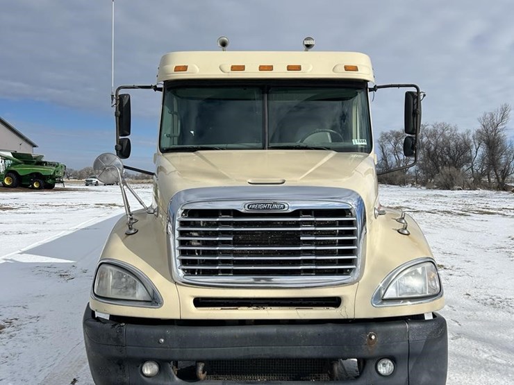 2006-freightliner-columbia-120-image-2
