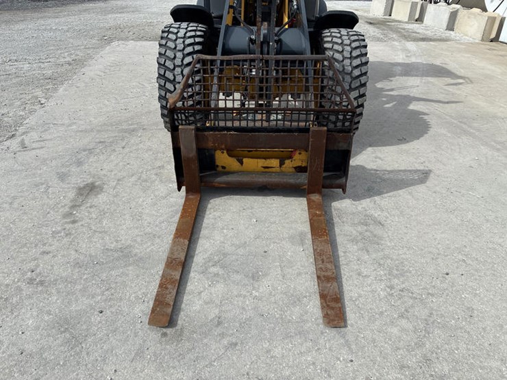 2021-deere-204l-image-12