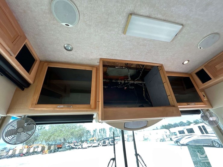 2005-freightliner-tropi-cal-t396-39ft.-class-a-motorhome-image-19