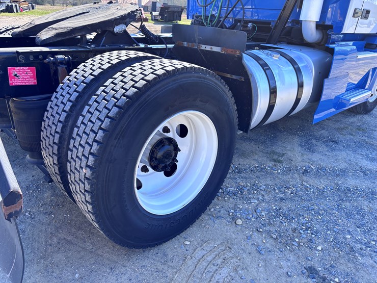 2015-volvo-vnl42t300-image-7