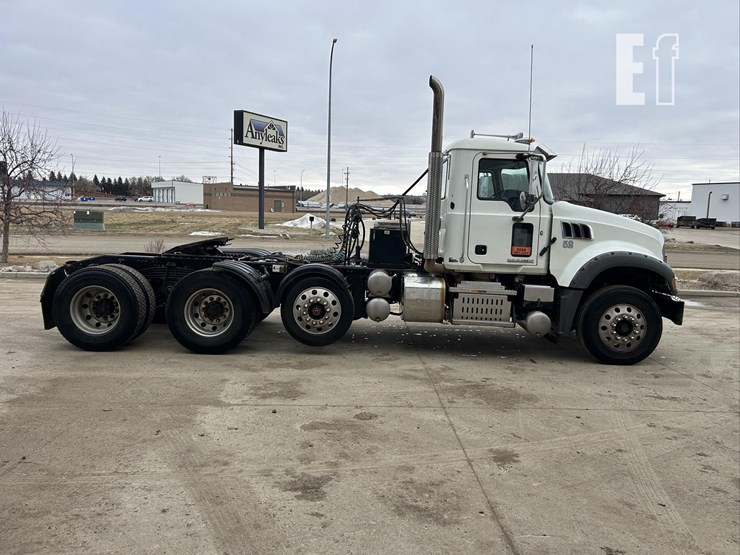 2017-mack-granite-gu713-image-4