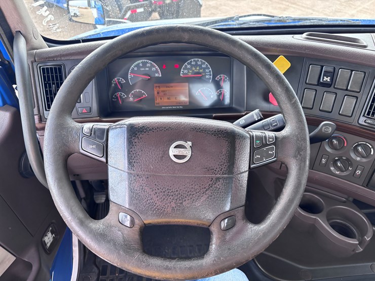 #210-•-2015-volvo-image-12