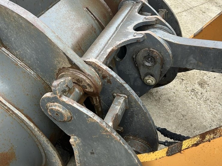 2019-case-721g-image-10