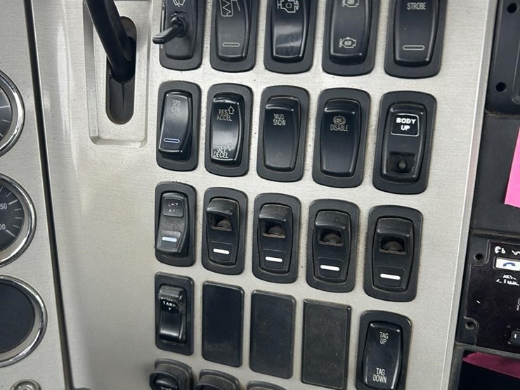 2017-mack-granite-gu713-image-83