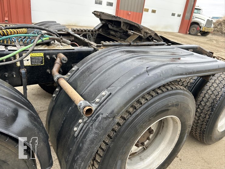 2017-mack-granite-gu713-image-16