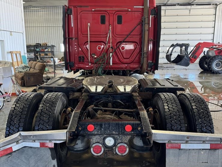 2010-2010-freightliner-cascadia-484-image-4