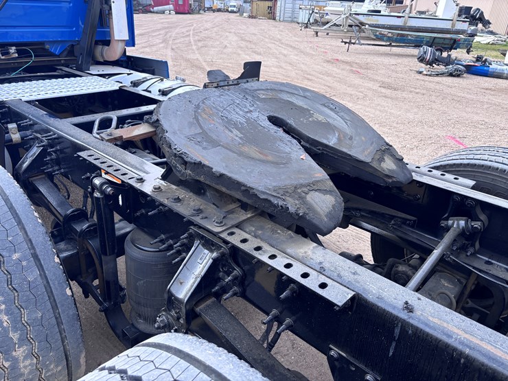 #210-•-2015-volvo-image-6