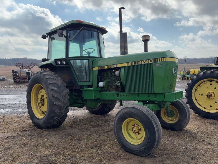 john-deere-4240-image-1