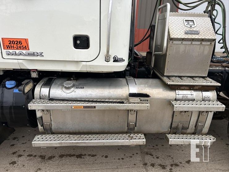 2017-mack-granite-gu713-image-9