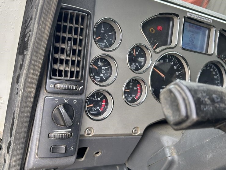 2017-mack-granite-gu713-image-33