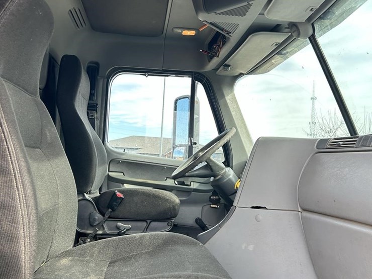 2007-freightliner-columbia-120-image-34