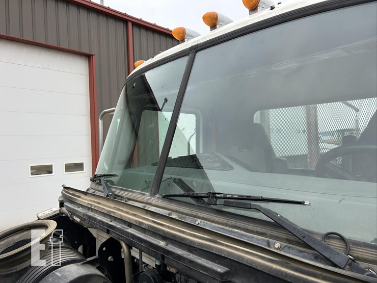 2019-mack-granite-64ft-image-53