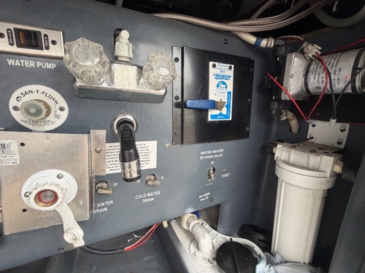 #1339-•-2011-fleetwood-36j-discovery-rv-/-motorhome-image-47