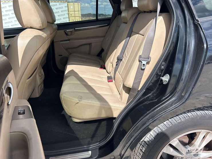 2011-hyundai-santa-fe-image-17