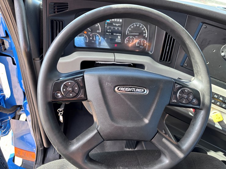 #205-•-2020-freightliner-cascadia-image-11