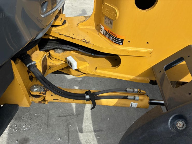 2021-deere-204l-image-24