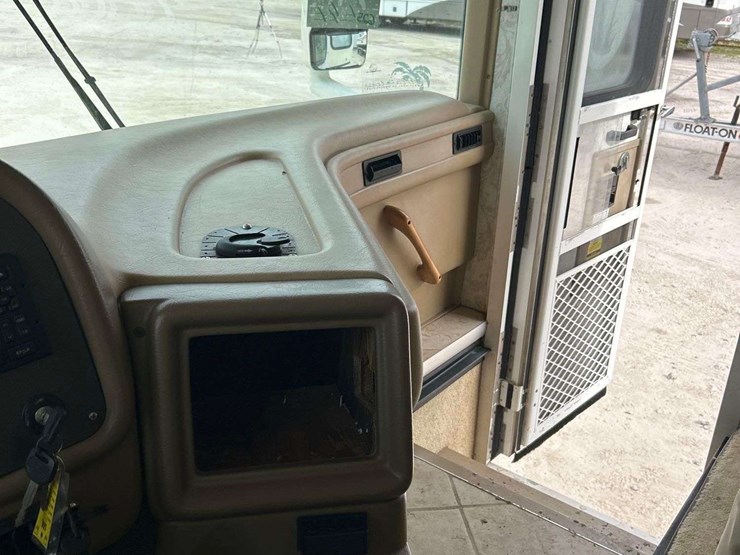 2005-freightliner-tropi-cal-t396-39ft.-class-a-motorhome-image-18