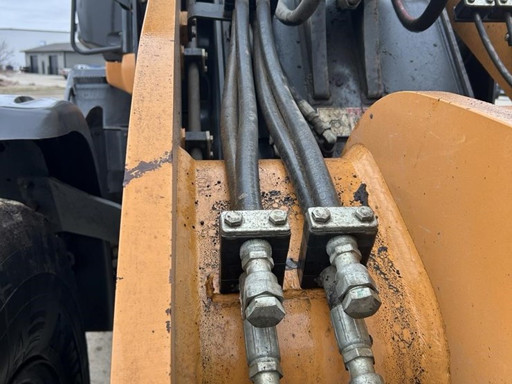 2019-case-721g-image-38