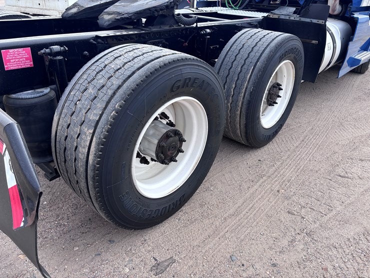 #210-•-2015-volvo-image-8