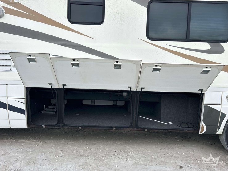 2005-freightliner-tropi-cal-t396-39ft.-class-a-motorhome-image-42