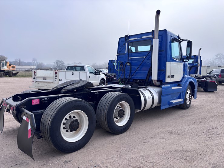 #210-•-2015-volvo-image-3