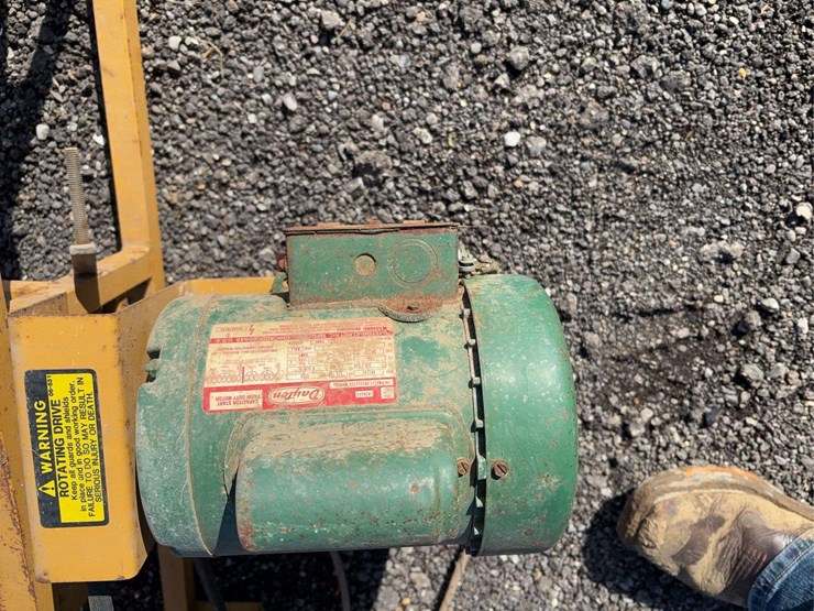 snowco-hay-elevator,-16-ft,-electric-motor-image-3