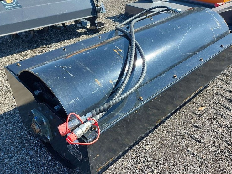 giyi-skid-steer-vibrating-roller-image-3