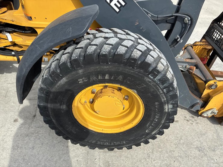 2021-deere-204l-image-45