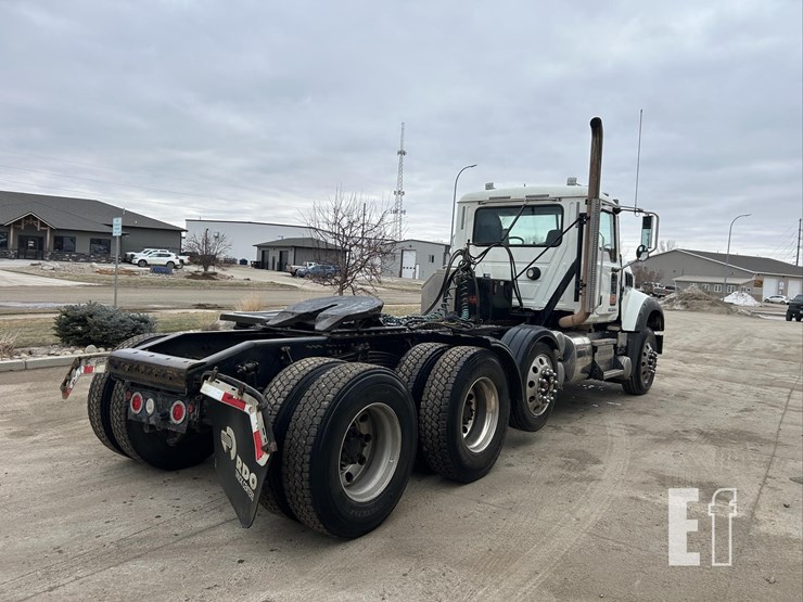 2017-mack-granite-gu713-image-5