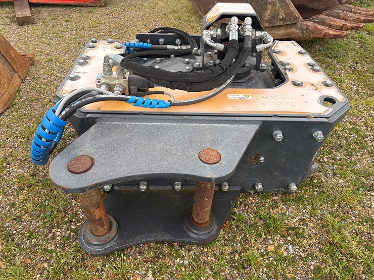 komatsu-pc138-image-3