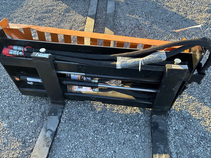 #115408-•-skidsteer-pallet-forks-hyd-adj-image-4
