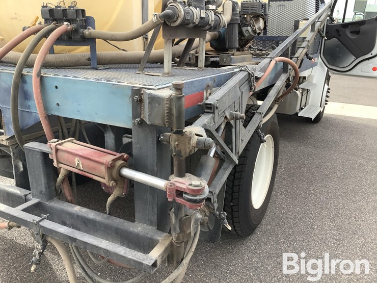 2003-freightliner-m2-106-image-13