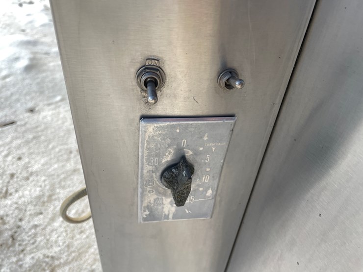 #305-•-600-gallon-mueller-stainless-steel-bulk-tank-image-9