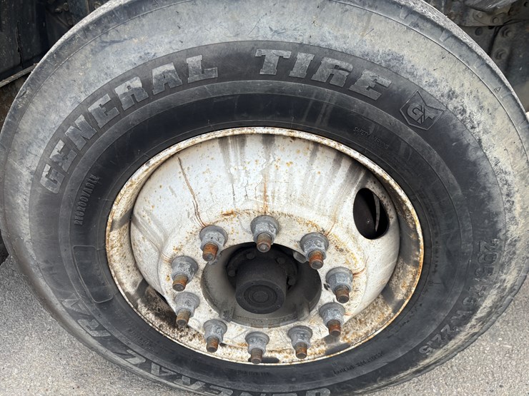 2005-gmc-t7500-image-99