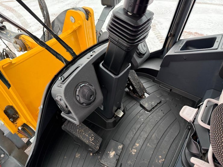 2019-deere-244l-image-57