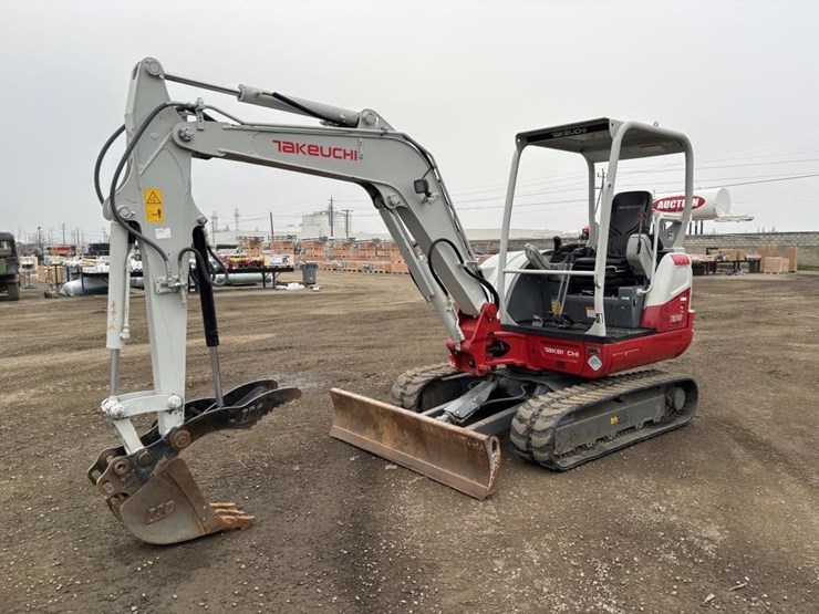 2021-takeuchi-tb240-image-1