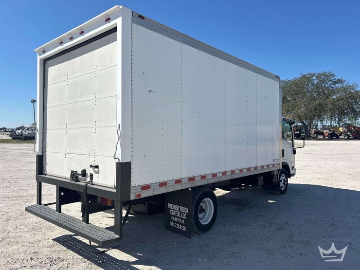 2015-isuzu-npr-image-3