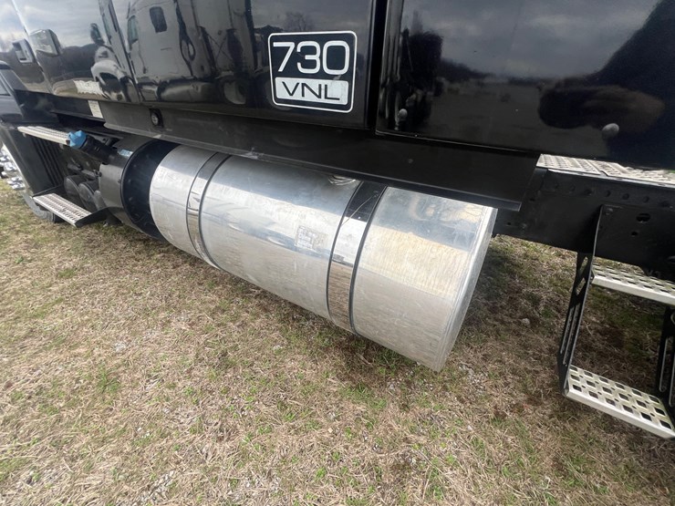 2012-volvo-vn-image-19