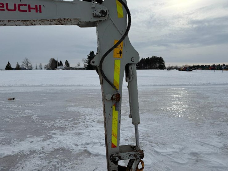 takeuchi-tb240-image-39