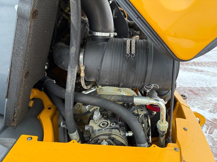 2019-deere-244l-image-32