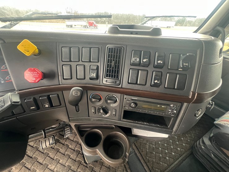 2012-volvo-vn-image-34