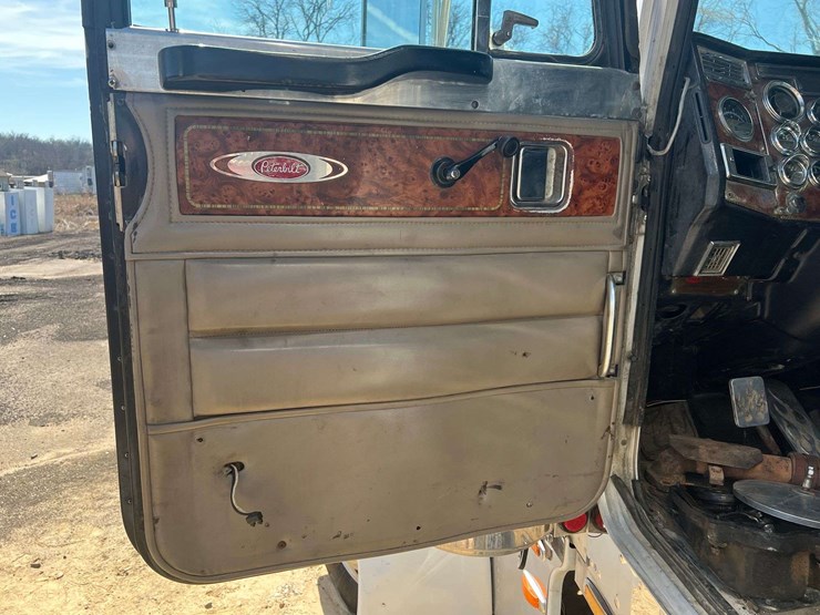 2000-peterbilt-379-image-16