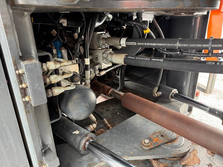 2018-doosan-dl250-5-image-32